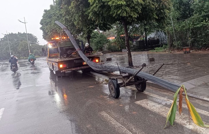 Hà Nội: Va chạm với xe ba bánh tự chế chở sắt thép, người đi xe máy tử vong tại chỗ- Ảnh 1.