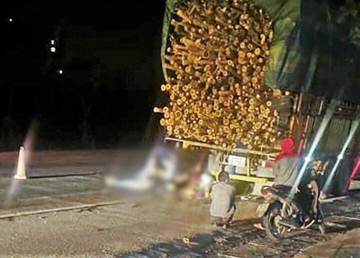 Tông vào đuôi xe tải, hai người đi xe máy tử vong thương tâm- Ảnh 1. Tông vào đuôi xe tải, hai người đi xe máy tử vong thương tâm- Ảnh 1.