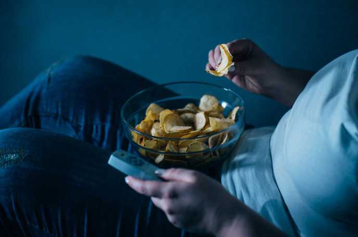 Làm thế nào để bỏ thói quen ăn đêm?- Ảnh 1.