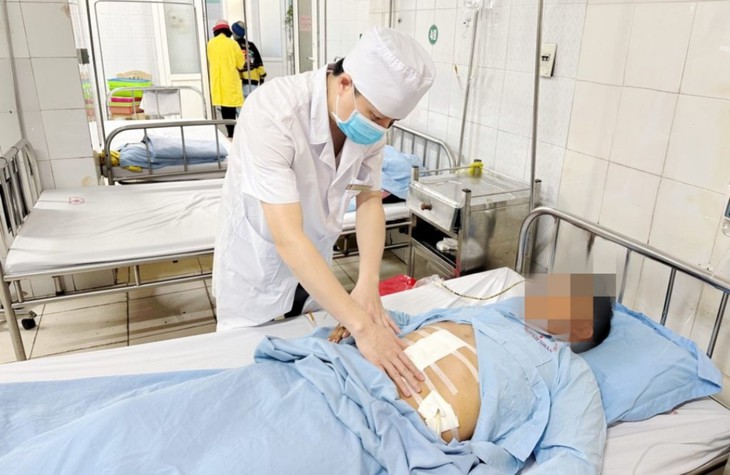 Hi hữu: Bệnh nhân thủng tá tràng do nuốt phải tăm tre dài 5cm- Ảnh 2.