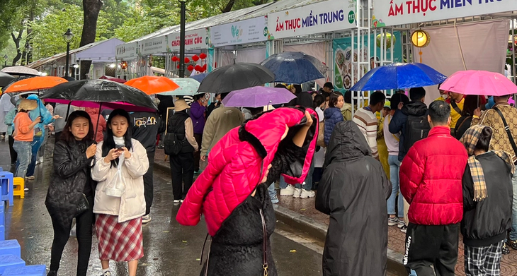 Hàng nghìn người đội mưa rét đến mua sắm, thưởng thức món chay tại Hà Nội- Ảnh 2. Hàng nghìn người đội mưa rét đến mua sắm, thưởng thức món chay tại Hà Nội- Ảnh 2.