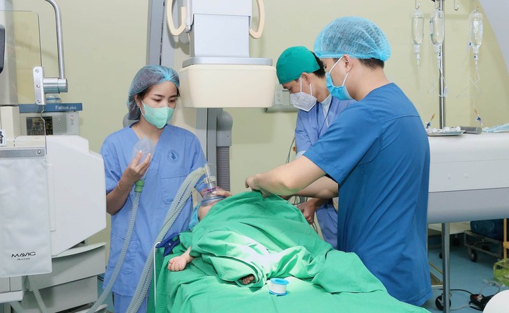 Nhiều trẻ mắc tim bẩm sinh còn ống động mạch được can thiệp bằng kỹ thuật hiện đại- Ảnh 1.