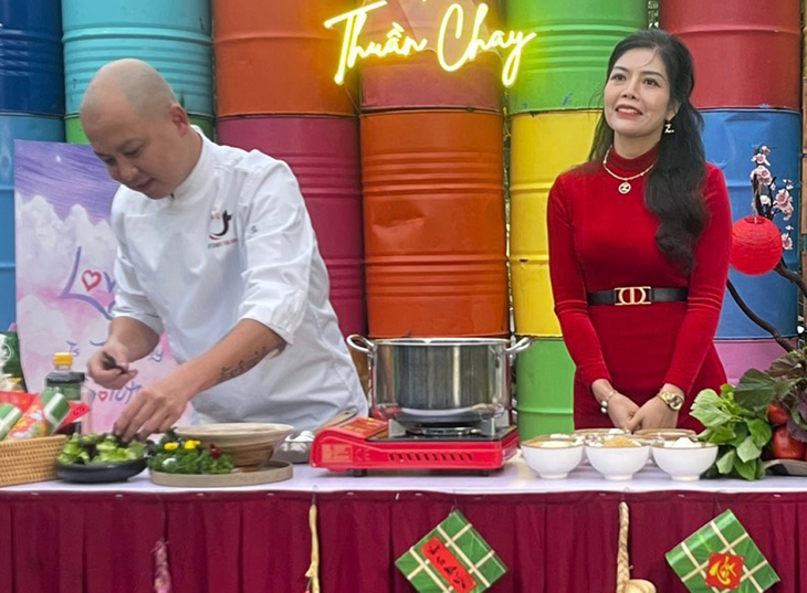 Hàng nghìn người đội mưa rét đến mua sắm, thưởng thức món chay tại Hà Nội- Ảnh 10. Hàng nghìn người đội mưa rét đến mua sắm, thưởng thức món chay tại Hà Nội- Ảnh 10.