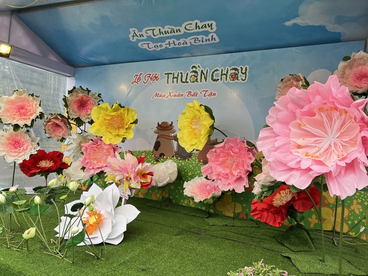 Hàng nghìn người đội mưa rét đến mua sắm, thưởng thức món chay tại Hà Nội- Ảnh 12. Hàng nghìn người đội mưa rét đến mua sắm, thưởng thức món chay tại Hà Nội- Ảnh 12.