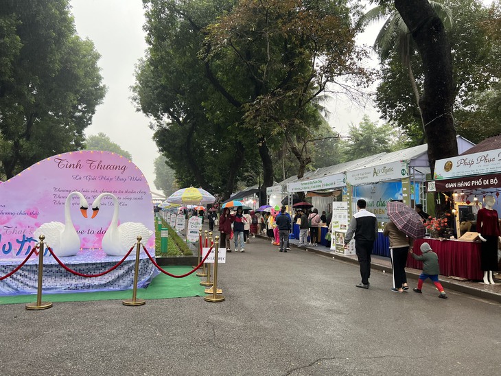 Hàng nghìn người đội mưa rét đến mua sắm, thưởng thức món chay tại Hà Nội- Ảnh 13. Hàng nghìn người đội mưa rét đến mua sắm, thưởng thức món chay tại Hà Nội- Ảnh 13.