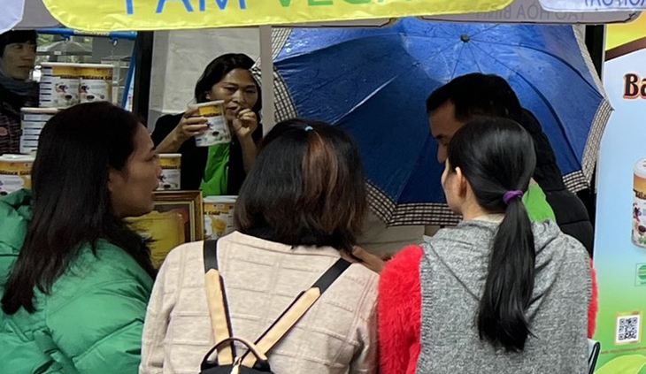 Hàng nghìn người đội mưa rét đến mua sắm, thưởng thức món chay tại Hà Nội- Ảnh 4. Hàng nghìn người đội mưa rét đến mua sắm, thưởng thức món chay tại Hà Nội- Ảnh 4.