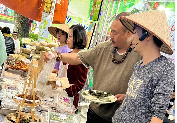 Hàng nghìn người đội mưa rét đến mua sắm, thưởng thức món chay tại Hà Nội- Ảnh 5. Hàng nghìn người đội mưa rét đến mua sắm, thưởng thức món chay tại Hà Nội- Ảnh 5.