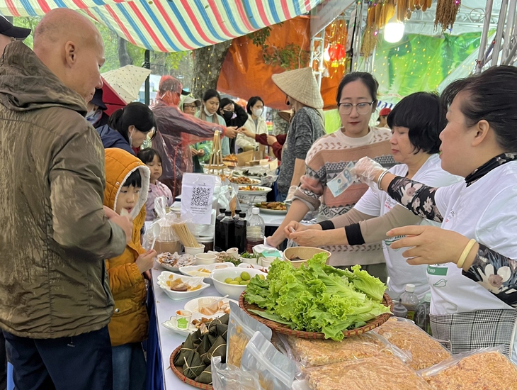 Hàng nghìn người đội mưa rét đến mua sắm, thưởng thức món chay tại Hà Nội- Ảnh 6. Hàng nghìn người đội mưa rét đến mua sắm, thưởng thức món chay tại Hà Nội- Ảnh 6.