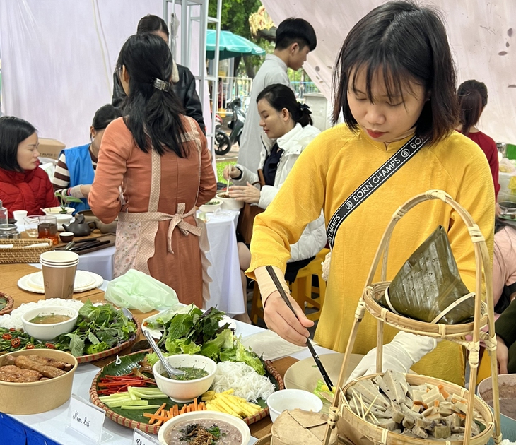 Hàng nghìn người đội mưa rét đến mua sắm, thưởng thức món chay tại Hà Nội- Ảnh 8. Hàng nghìn người đội mưa rét đến mua sắm, thưởng thức món chay tại Hà Nội- Ảnh 8.