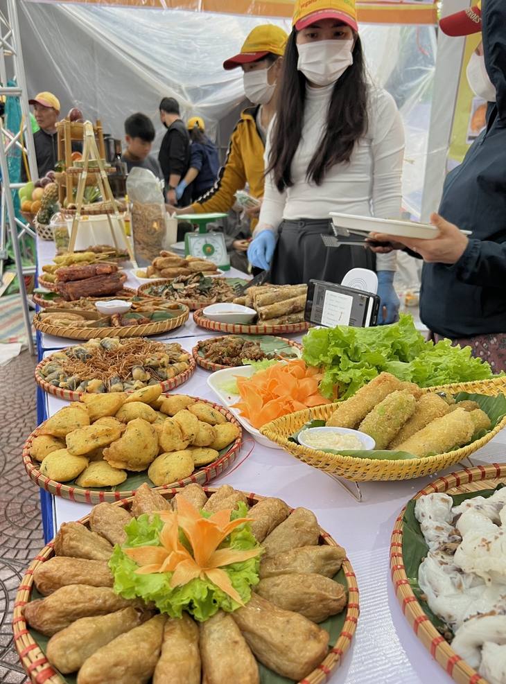Hàng nghìn người đội mưa rét đến mua sắm, thưởng thức món chay tại Hà Nội- Ảnh 9. Hàng nghìn người đội mưa rét đến mua sắm, thưởng thức món chay tại Hà Nội- Ảnh 9.