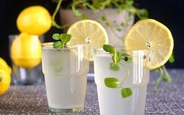 7 tác dụng phụ của việc uống nước chanh ấm khi bụng đói