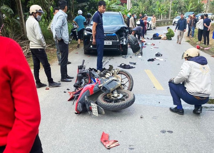 Va chạm cực mạnh với ô tô, gia đình 3 người bị thương nặng- Ảnh 2.