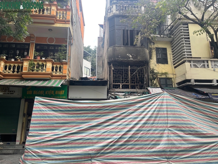 Vụ cháy nhà trên phố Hàng Lược: Hàng xóm nghe thấy tiếng nổ lớn từ tầng 2, phá cửa cứu người bất thành- Ảnh 1. Vụ cháy nhà trên phố Hàng Lược: Hàng xóm nghe thấy tiếng nổ lớn từ tầng 2, phá cửa cứu người bất thành- Ảnh 1.