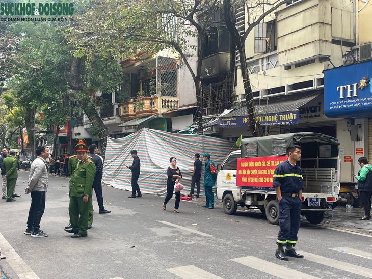 Vụ cháy nhà trên phố Hàng Lược: Hàng xóm nghe thấy tiếng nổ lớn từ tầng 2, phá cửa cứu người bất thành- Ảnh 2. Vụ cháy nhà trên phố Hàng Lược: Hàng xóm nghe thấy tiếng nổ lớn từ tầng 2, phá cửa cứu người bất thành- Ảnh 2.