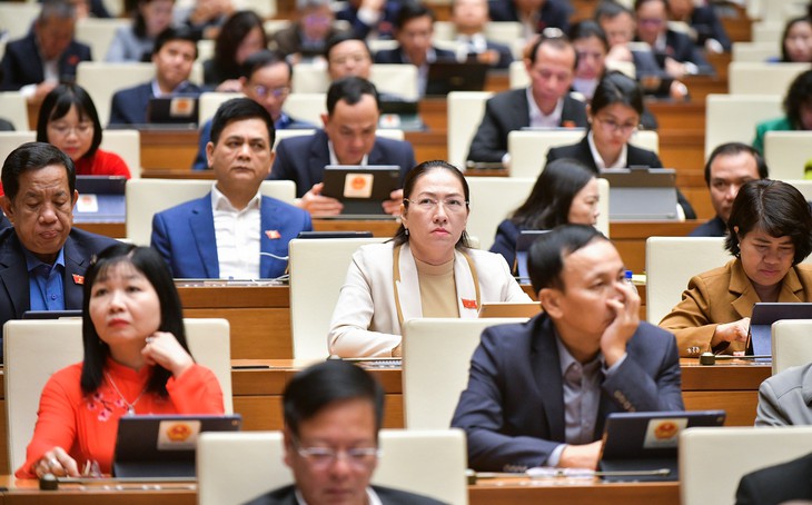 ĐBQH phản ứng gì khi ngân hàng chèn ép, lôi kéo khách hàng mua bảo hiểm nhân thọ?- Ảnh 2. ĐBQH phản ứng gì khi ngân hàng chèn ép, lôi kéo khách hàng mua bảo hiểm nhân thọ?- Ảnh 2.