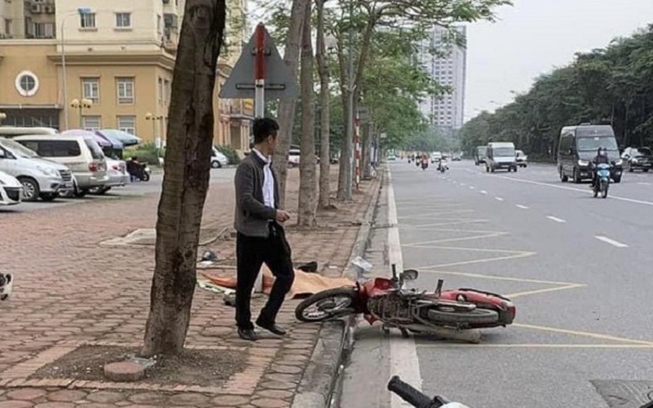 Hai thanh niên đi xe máy tự ngã, văng lên vỉa hè thương vong
