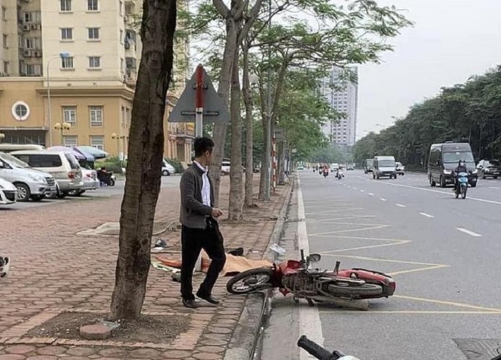 Hai thanh niên đi xe máy tự ngã, văng lên vỉa hè thương vong- Ảnh 1.