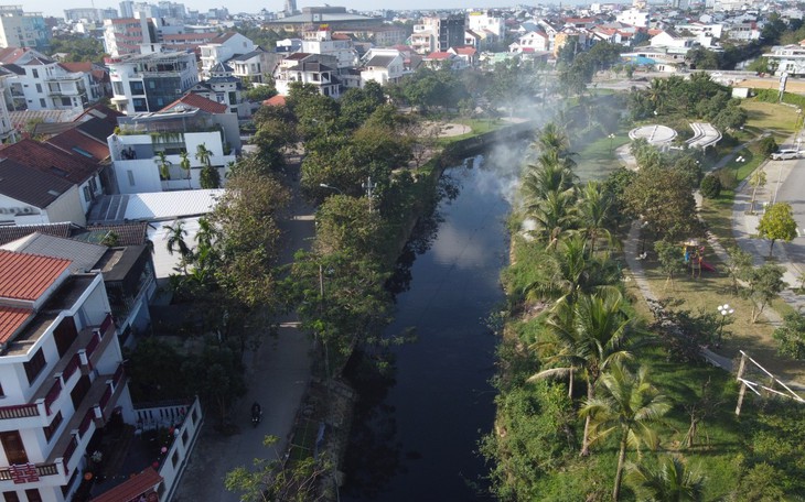 Dòng kênh bốc mùi hôi thối, người dân sống chung với ô nhiễm