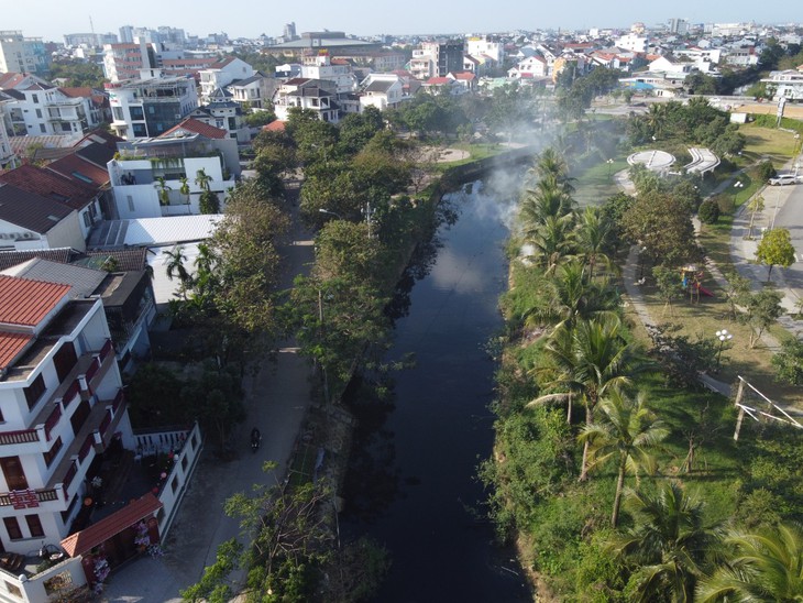 Dòng kênh bốc mùi hôi thối, người dân sống chung với ô nhiễm- Ảnh 1.
