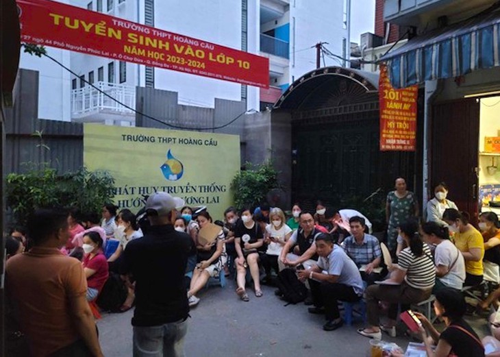 Hà Nội sẽ không còn cảnh phụ huynh xếp hàng từ nửa đêm nộp hồ sơ tuyển sinh- Ảnh 1. Hà Nội sẽ không còn cảnh phụ huynh xếp hàng từ nửa đêm nộp hồ sơ tuyển sinh- Ảnh 1.