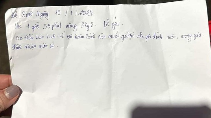 Bé gái sơ sinh 3 ngày tuổi bị bỏ rơi giữa đêm mưa rét- Ảnh 1.