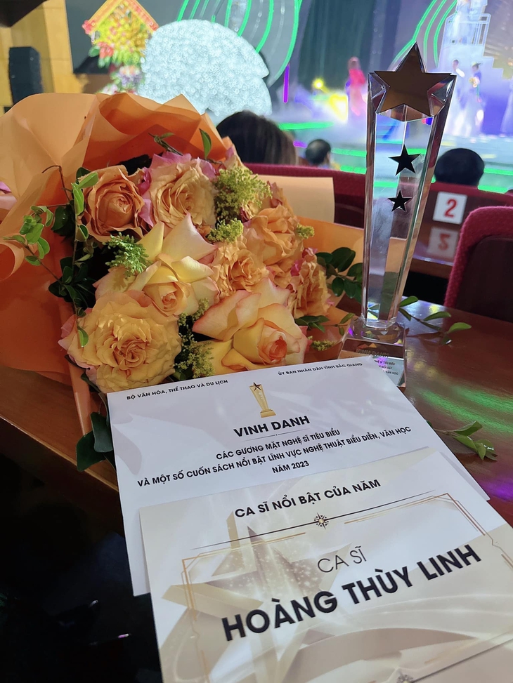 Bị chỉ trích khi nhận Ca sĩ nổi bật sau những ồn ào, Hoàng Thùy Linh phản ứng thế nào?- Ảnh 2.