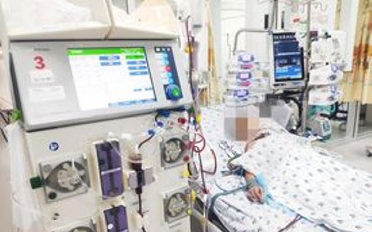 Hai cháu bé bị co giật nghi sau khi ăn bim bim và mì cay
