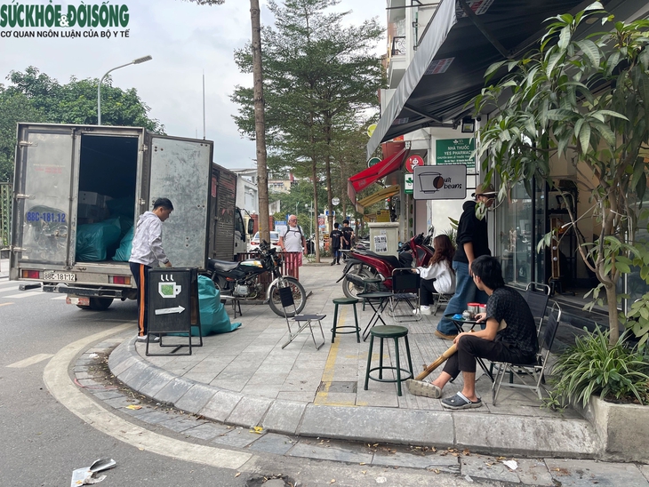 Lối đi cho người khiếm thị ở Hà Nội bị lấn chiếm- Ảnh 1.