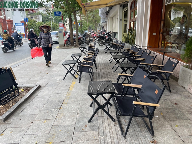 Lối đi cho người khiếm thị ở Hà Nội bị lấn chiếm- Ảnh 2.
