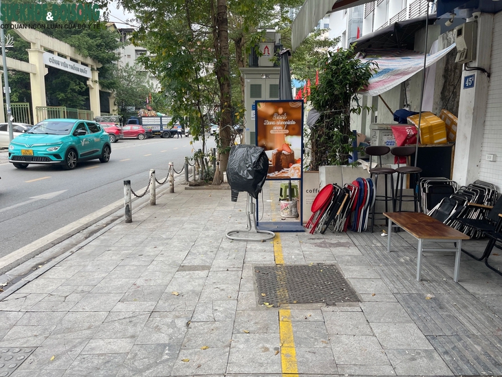 Lối đi cho người khiếm thị ở Hà Nội bị lấn chiếm- Ảnh 3.