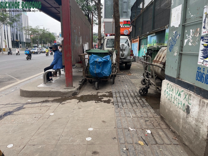 Lối đi cho người khiếm thị ở Hà Nội bị lấn chiếm- Ảnh 10.