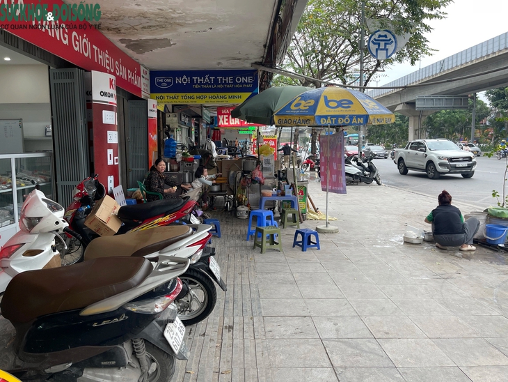 Lối đi cho người khiếm thị ở Hà Nội bị lấn chiếm- Ảnh 12.