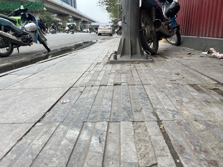 Lối đi cho người khiếm thị ở Hà Nội bị lấn chiếm- Ảnh 13.