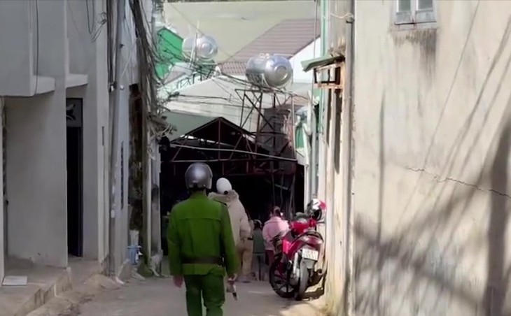Khám nghiệm hiện trường căn nhà có 1 người chết, 1 người nguy kịch- Ảnh 1. Khám nghiệm hiện trường căn nhà có 1 người chết, 1 người nguy kịch- Ảnh 1.