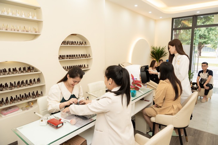 Spa làm tóc kiếm cả trăm triệu một tháng, dịch vụ làm đẹp 'hốt bạc' dịp cuối năm- Ảnh 2.