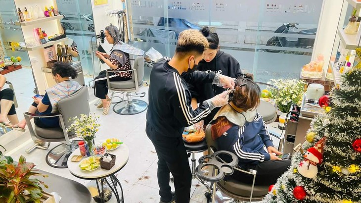 Spa làm tóc kiếm cả trăm triệu một tháng, dịch vụ làm đẹp 'hốt bạc' dịp cuối năm- Ảnh 1.
