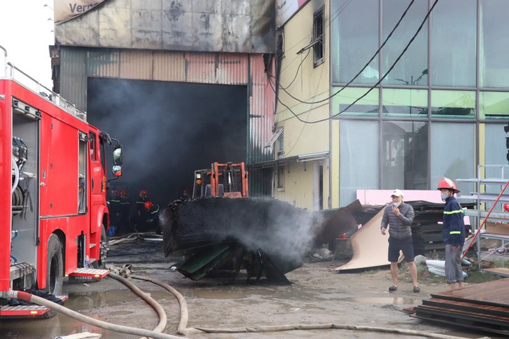 Hiện trường tan hoang vụ cháy xưởng gỗ trong đêm- Ảnh 5.