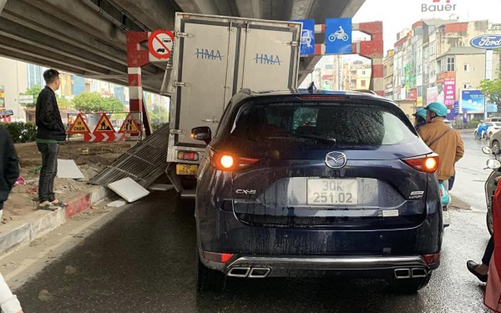 Xe tải đâm vào rào chắn độ cao làn đường ưu tiên gây tai nạn liên hoàn
