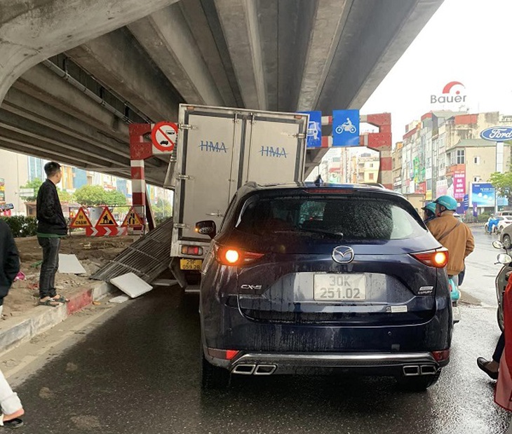 Xe tải đâm vào rào chắn độ cao làn đường ưu tiên gây tai nạn liên hoàn- Ảnh 1. Xe tải đâm vào rào chắn độ cao làn đường ưu tiên gây tai nạn liên hoàn- Ảnh 1.