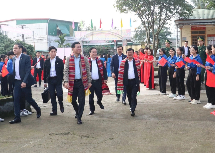 Chủ tịch nước Võ Văn Thưởng dự chương trình 'Tết Nhân ái' tại xã biên giới tỉnh Nghệ An- Ảnh 1.