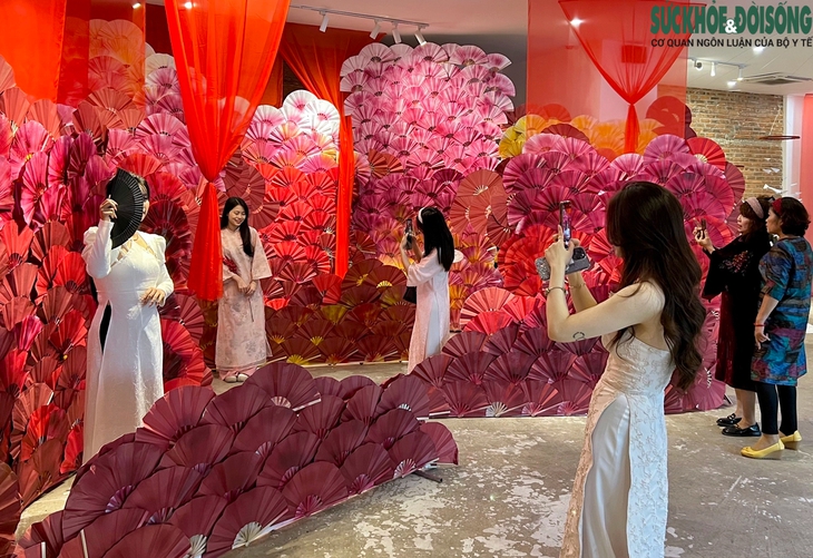 'Đánh thức tinh thần Việt' qua triển lãm nghệ thuật Tết tại Hà Nội- Ảnh 4.