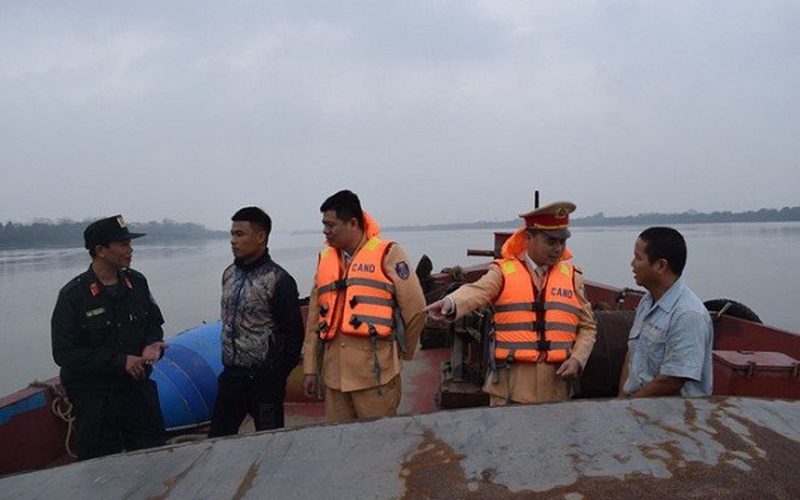 Tàu hết đăng kiểm ngang nhiên hút cát bán ngay trên sông