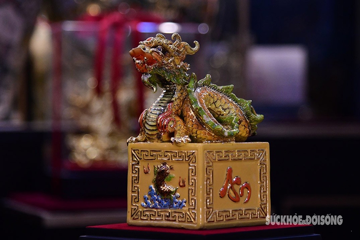 Nghệ nhân Bát Tràng kỳ công lấy đất sét Quảng Ninh, nước sông Hồng tạo nên tác phẩm đặc biệt Dấu ấn rồng thiêng - Ảnh 1.