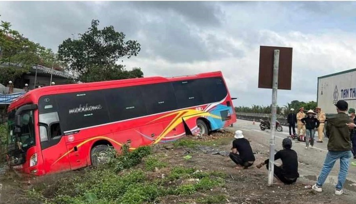 Thương tâm 2 ông cháu bị xe khách đâm tử vong- Ảnh 1. Thương tâm 2 ông cháu bị xe khách đâm tử vong- Ảnh 1.