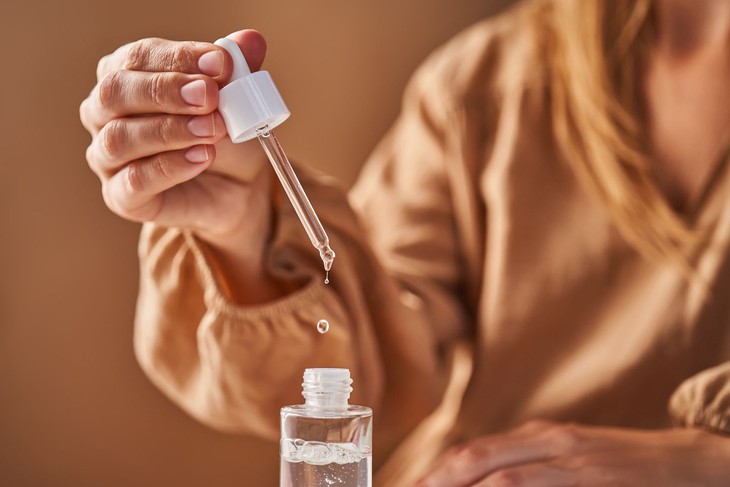 Dùng retinol chăm sóc da vào mùa đông có gì khác biệt?- Ảnh 1.