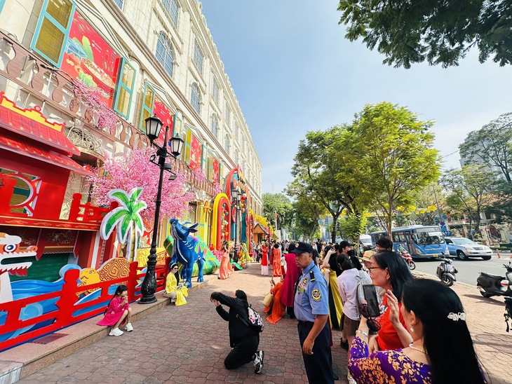 Người Sài Gòn dập dịp áo dài, hào hứng xuống phố 'check in' Tết- Ảnh 1.