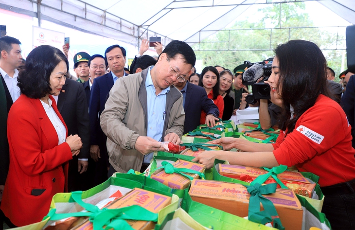 Chủ tịch nước Võ Văn Thưởng dự chương trình 'Tết Nhân ái' tại xã biên giới tỉnh Nghệ An- Ảnh 4.