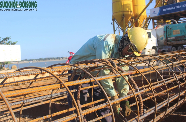 Cận cảnh thi công cây cầu nghìn tỷ bắc qua sông Nhật Lệ- Ảnh 9.