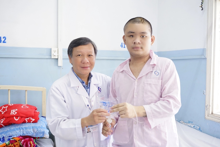 Nam thanh niên 21 tuổi phát hiện u não khổng lồ sau cơn nhức đầu- Ảnh 1. Nam thanh niên 21 tuổi phát hiện u não khổng lồ sau cơn nhức đầu- Ảnh 1.
