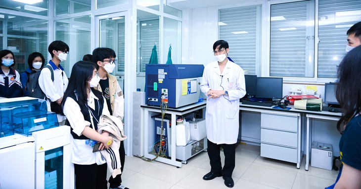 Đưa học sinh trải nghiệm thực tế tại trường đại học: Xu thế hướng nghiệp mới- Ảnh 1. Đưa học sinh trải nghiệm thực tế tại trường đại học: Xu thế hướng nghiệp mới- Ảnh 1.